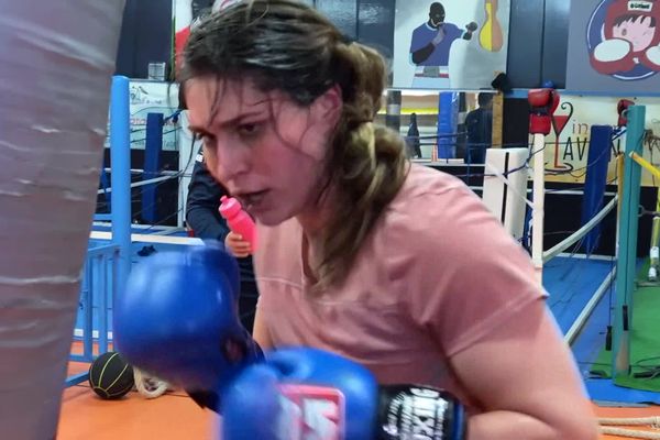 Ce vendredi 5 mai, la boxeuse de Saint-Avold Flora Pili va combattre pour la ceinture de championne d'Europe des poids super légers, à Padoue en Italie. Sacrée championne de France en octobre, la Mosellane a vu sa carrière chez les professionnelles s'accélérer ces derniers mois. Une carrière qu'elle concilie avec son métier, sa vie de famille et son mandat de conseillère départementale.