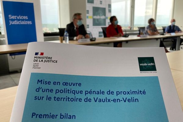 Le premier bilan du nouveau dispositif "tranquillité publique" est publié. Le  protocole, signé par le Parquet de Lyon et la ville de Vaulx-en-Velin en décembre 2020, avait pour objectif de pouvoir sanctionner plus rapidement les auteurs d'incivilités mais aussi faire preuve de plus de pédagogie. 