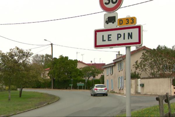 Le Pin est situé au nord des Deux-Sèvres entre Mauléon et Bressuire.