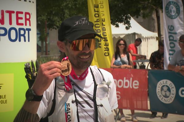 Le trailer dijonnais, Régis Ruchaud, a remporté la course reine de l'Ut4M, l'ultra-trail des quatre massifs autour de Grenoble, en un peu moins de 28 heures.