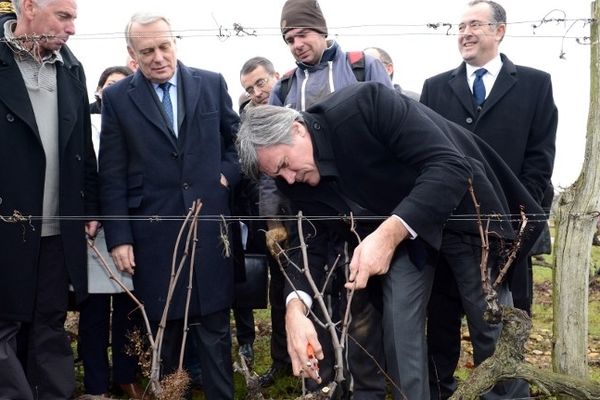 Stéphane Le Foll a mis la main à la pâte lors de sa visite en Ardèche.