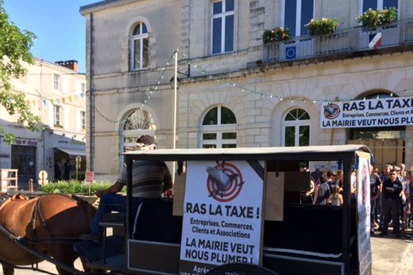 Un corbillard a été installé devant la mairie