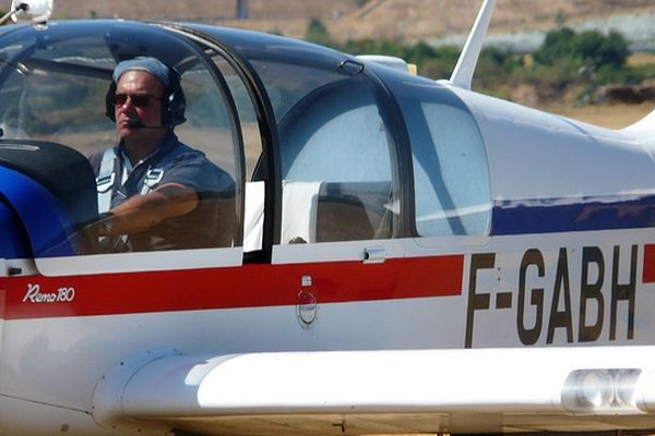 L'avion emmène le planeur dans le ciel pour qu'il puisse prendre son envol, dans Carnets de vol à 10h45, dimanche 9 décembre