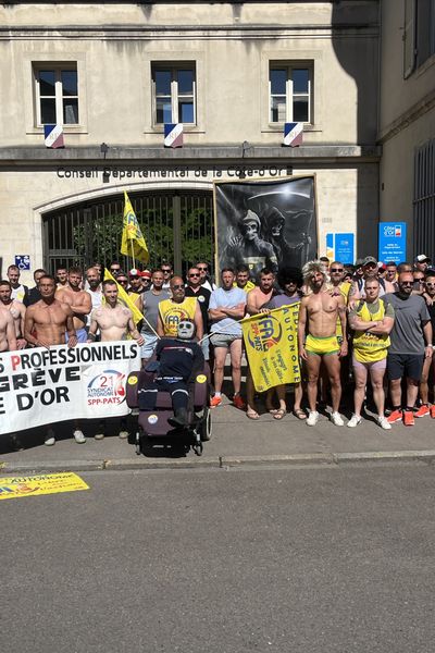 Les sapeurs-pompiers professionnels de Côte-d'Or manifestent devant la préfecture de Dijon.