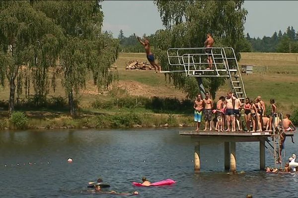 Le lac Saint-Hilaire-les-Places est régulièrement contrôlé par l'ARS mais la mairie effectue des contre-analyses. 