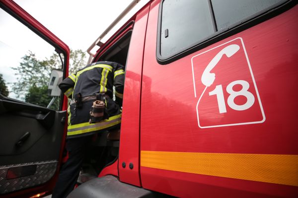 Un incendie s'est déclaré sur un voilier à quai, à Granville, ce mardi 21 novembre 2023. Aucun blessé n'est à déplorer.