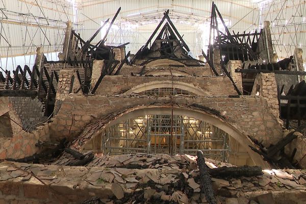 L'église de Neufchâtel sur Aisne renait doucement de ses cendres après l'incendie qui a détruit la nef de l'édifice du 18ème siècle.