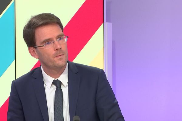 Nicolas Mayer Rossignol, président de la Métropole Rouen-Normandie et maire de Rouen sur le plateau de France 3 Normandie.