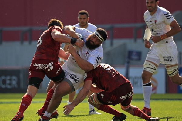 Le toulousain Charlie Faumuina aux prises avec les Irlandais du Munster.