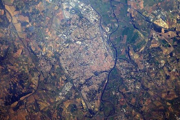 Béziers, l'Orb et le Canal du Midi, à l'Est de la cité de Pierre-Paul Riquet, depuis l'espace.... à 400 km d'altitude - février 2017.