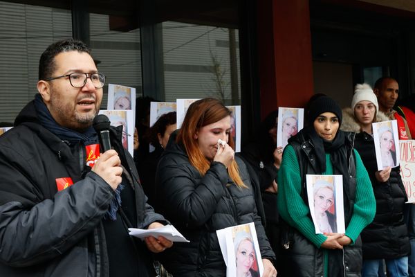 Jawad Mahjoubi, secrétaire général de la CGT Territoriaux, et des agents de la ville de Longwy, lors d'une mobilisation en hommage à leur collègue Mélissa Mangel, le 5 novembre 2024 devant la Maison de la petite enfance.