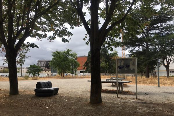 A première vue le quartier des Izards ressemble à un grand chantier, en partie laissé à l'abandon, à l'image de ce canapé en cuir noir, installé en face de bâtiments HLM. 