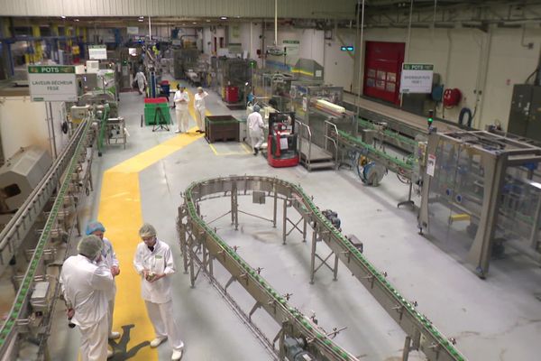 Chaîne de production à l'usine Blédina de Brive créée en 1973.