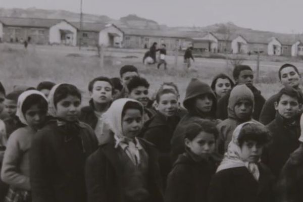 Enfants de harkis dans le camp de Bias (Lot-et-Garonne)