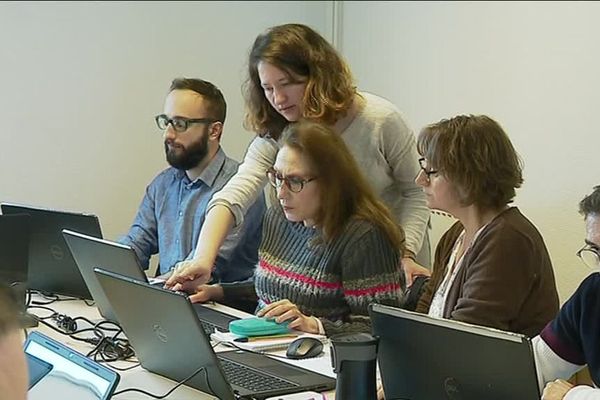 11 personnes suivent la première formation proposée par la Digital school de Tulle. Au programme: création de sites web, gestion des réseaux sociaux ou communication en ligne. 