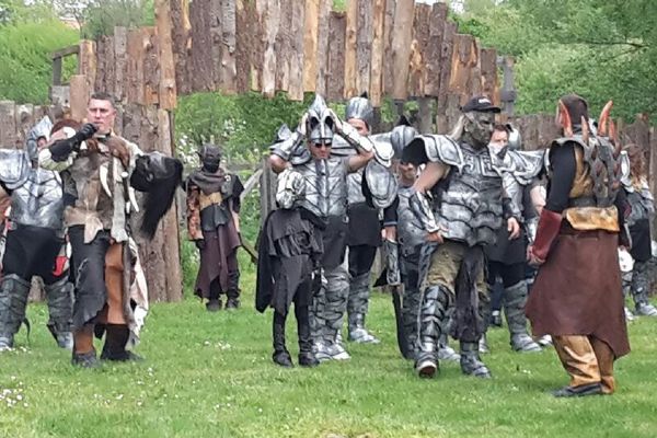 Les préparatifs du spectacle avec les bénévoles à Château-Larcher (86).