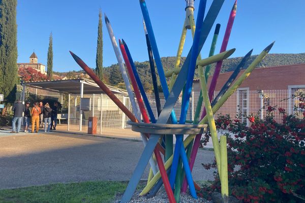 Parents réunis devant l'entrée de l'école primaire de Saint-Florent-sur-Auzonnet (Gard).