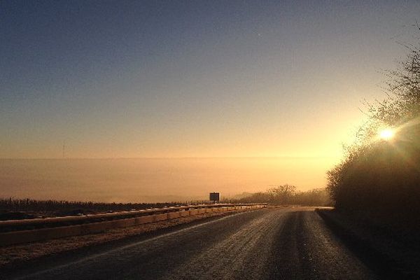 Sur la route, près de Fleury-la-Rivière (Marne)