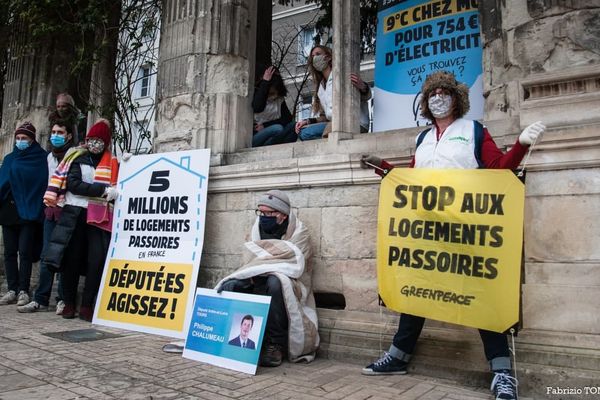 Les militants de GreenPeace devant la permanence du député Philippe Chalumeau, à Tours. 