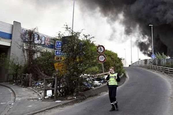 L'A86 a été fermée "pour éviter des perturbations de la circulation", a précisé la préfecture de Seine-Saint-Denis mais il n'y a pas de risque de propagation de l'incendie.