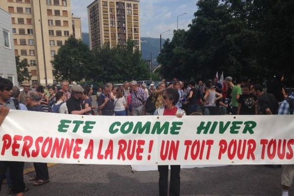 Le collectif Alerte Isère se mobilise contre la fermeture du foyer "les Mimosas"