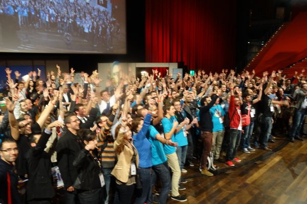 Tous les participants au forum ont posé pour la photo souvenir après le palmarès du concours des start-up .  