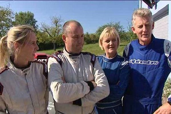 Les deux couples amis fans de rallye automobile