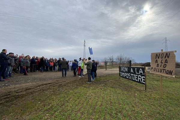 Le collectif d'habitants de Saint-Philibert manifeste contre le chantier de la Compostière de Bourgogne, entamé il y a quelques semaines à quelques centaines de mètres des habitations.