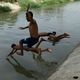 Chaque été, les jeunes prennent de très grands risques en se baignant dans des cours d'eau non autorisés.