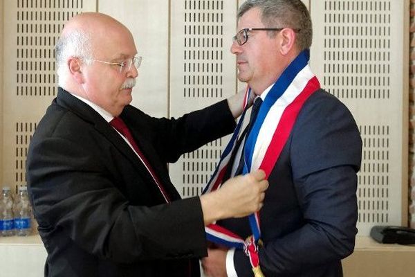 Claude Reynal, l'ancien maire, remet son écharpe au nouveau maire Dominique Fouchier