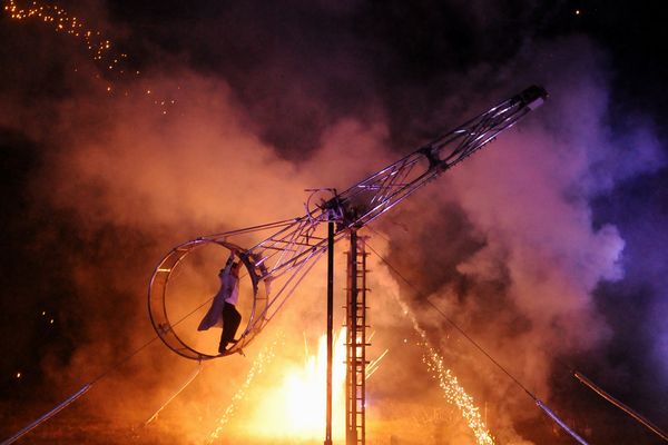 Un spectacle pyrotechnique et acrobatique lors des fêtes de la Sainte-Barbe à Lens.