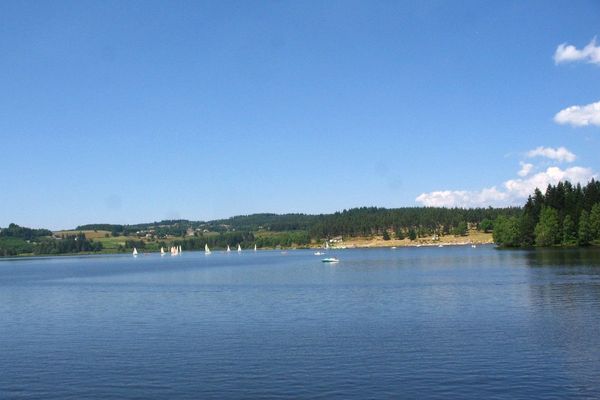 Situé dans le nord de l'Ardèche, le lac de Devesset abrite une base de loisirs sur plus de 50 hectares.