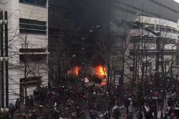 Des flammes devant le lycée Leonard-de-Vinci, à Levallois-Perret.