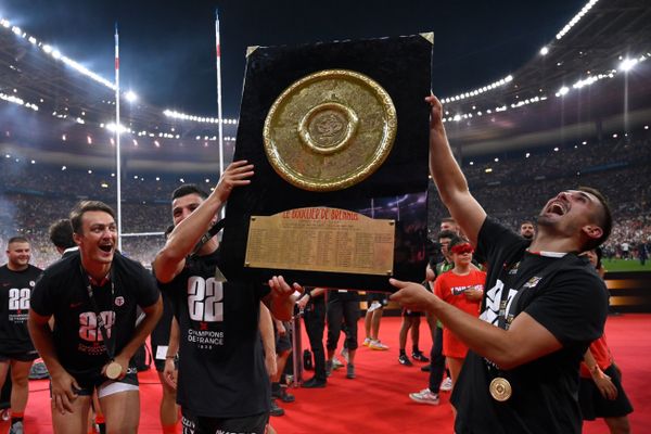 Le Bouclier de Brennus dans les mains des joueurs du Stade toulousain en 2023.