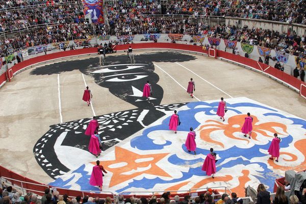 Pour la corrida goyesque, la piste d'Arles a été cette année confiée à Hervé Di Rosa.