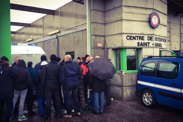 Surveillants pénitentiaires devant le centre de détention de St-Mihiel (Meuse), lundi 22 janvier 2018. 