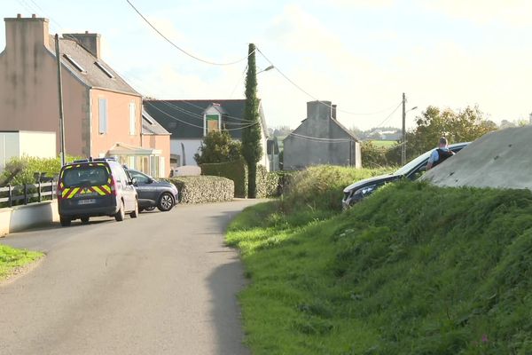 La gendarmerie devant la maison familiale de Carantec où s'est déroulé le drame.