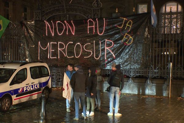 Les agriculteurs mobilisés ont accroché une banderole "Non au Mercosur" sur les grilles de la préfecture du Nord à Lille.