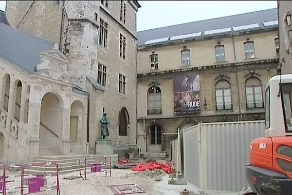 La cour de Bar, déjà en travaux, va être réaménagée.