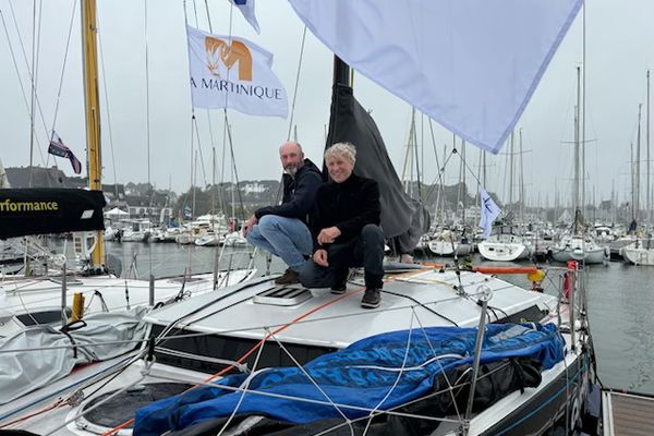 Paul Marette et Joé Seeten sur leur 35 pieds construits par Paul à Dunkerque.
