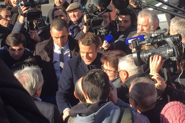 Le candidat à la présidentielle, très entouré lors de son arrivée à Brive