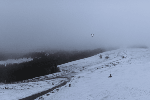 La neige a fait son retour sur les sommets des Vosges, ce mardi 16 avril 2024. Capture d'écran de la webcam de La Bresse-Hohneck au Haut de Vologne.