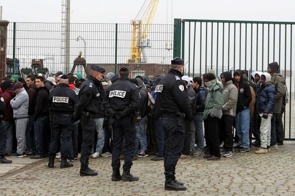 Policiers et migrants lors d'une distribution de repas le 28 février 2013