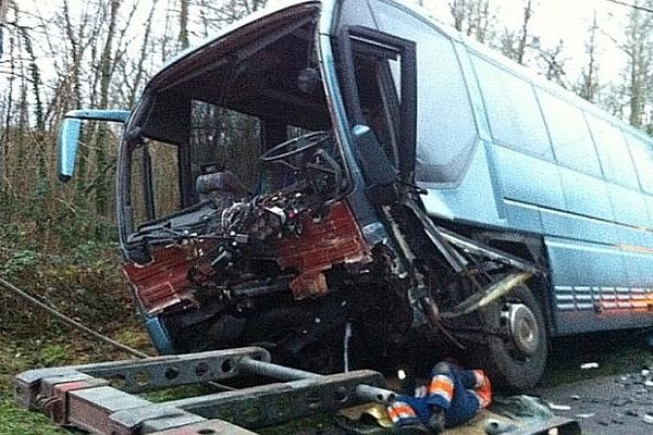 2 personnes ont trouvé la mort dans une collision contre un bus