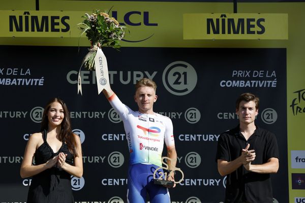 Élu meilleur combatif lors de la 16ᵉ étape du Tour de France, Thomas Gachignard soulève son trophée.