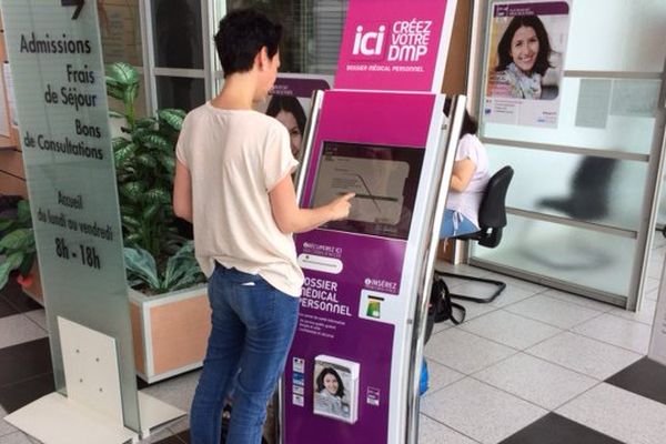 La borne Dossier Médical Personnel à l'hôpital de Châtellerault (86)