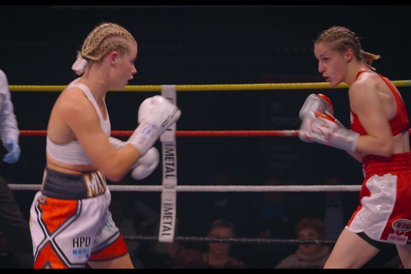 La boxeuse douaisienne Ségolène Lefebvre (à droite) face à Tysie Gallagher, lors de la rencontre historique de boxe anglaise à Douai, le 24 novembre 2023