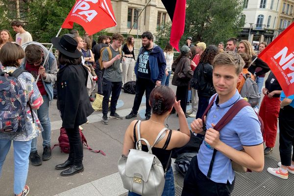 Une soixantaine d'étudiants rassemblés devant le Palais de justice de Rouen, ce jeudi 4 mai 2023.