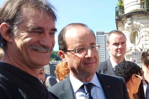 François Hollande se fait photographier au marché de Tulle.
