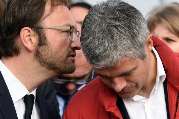 Le chef de file du MoDem dans la région, Patrick Mignola, parle au candidat Laurent Wauquiez (Les Républicains) lors de la présentation de leur liste d'union, le 9 novembre 2015 à Saint-Priest, près de Lyon.